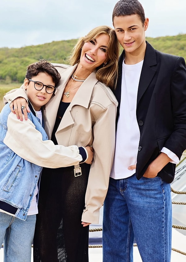 Çağla Şıkel'in büyük oğlu Kuzey 16, küçük oğlu Uzay ise 13 yaşında. Ve Şıkel, oğullarına deli gibi düşkün!