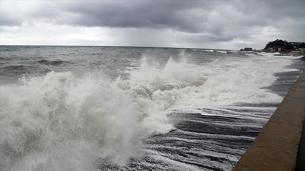 Meteoroloji uzmanları, bugün Türkiye’nin birçok bölgesinde etkili olacak kuvvetli fırtına nedeniyle vatandaşların dikkatli ve tedbirli olması gerektiğini vurguladı.