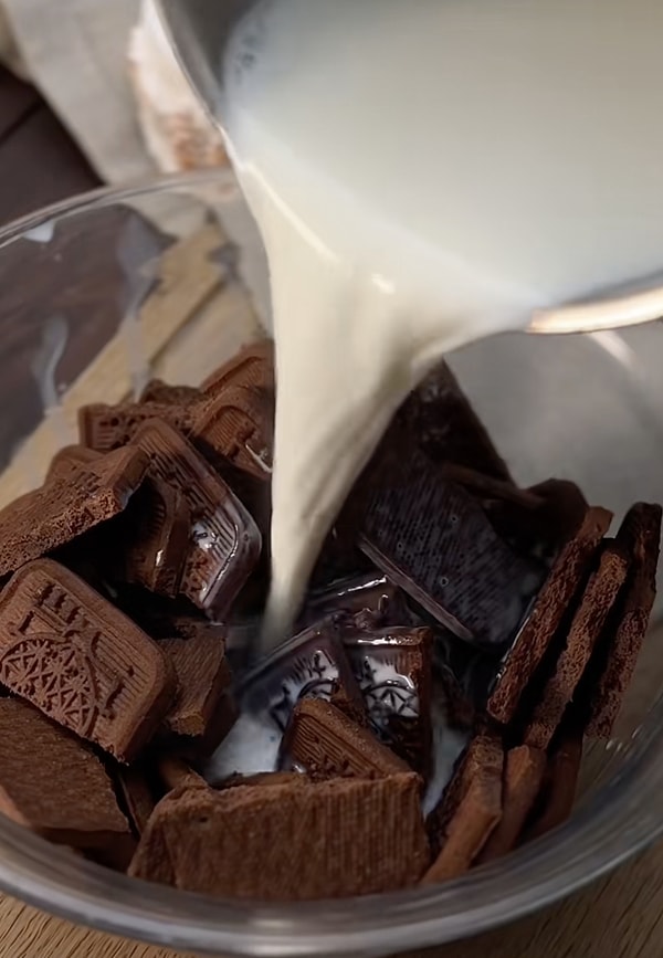 Gelelim viral pişmeyen puding tarifine;