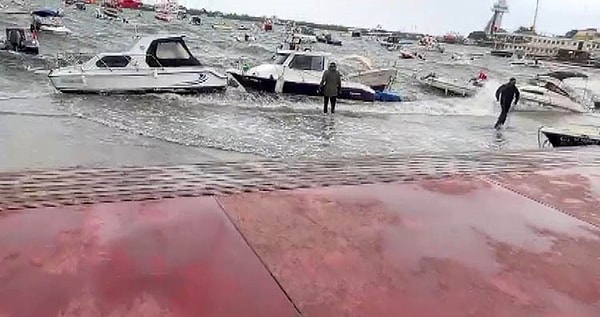 Türkiye’de batı bölgelerinde etkisini artıran lodos, hayatı olumsuz etkilemeye devam ediyor.