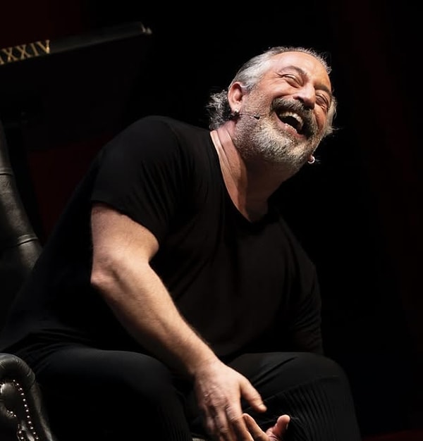 Ünlü komedyen Cem Yılmaz’ın son stand-up gösterisi CMXXIV, 31 Aralık 2025’te Netflix’te yayınlandı ve kısa sürede platformun en çok izlenen içerikleri arasında birinci sıraya yükseldi.