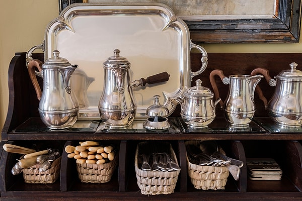 Binlerce ailenin farkında olmadan kolilerin içinde unuttuğu bu eşyalar, ekonomik birer can simidine dönüşmüş durumda.