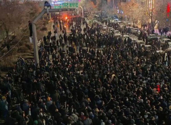 İran’da ekonomik kriz nedeniyle başlayan protestolar 12. gününe girerken bilanço ağırlaşıyor.