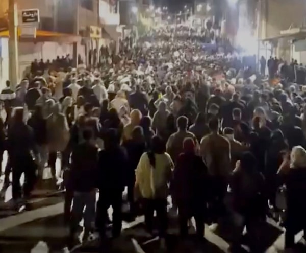 28 Aralık’ta Tahran Kapalı Çarşı’daki esnafın başlattığı protestolar, kısa sürede ülke genelinde yayıldı.