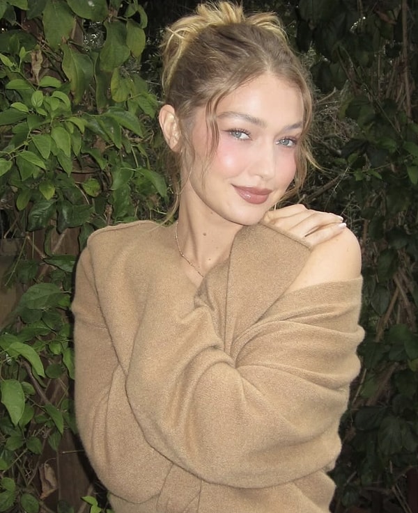 Moda dünyasında adını bilmeyenin neredeyse kalmadığı Gigi Hadid, modellik kariyeri, güzelliği ve tarzıyla büyük bir ilgiyle takip ediliyor.