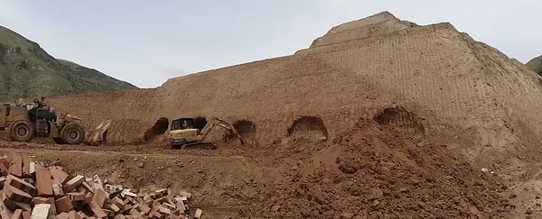 Yamaçlar güvenli hale getirildikten sonra, dağın iç kısmında ilk yaşam alanları şekillenmeye başladı.