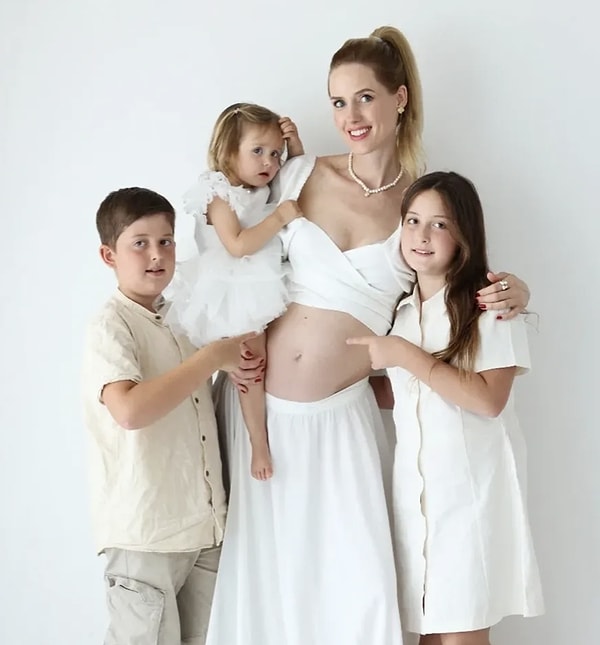 Wilma Elles, özellikle Öyle Bir Geçer Zaman Ki dizisinde canlandırdığı Caroline karakteriyle Türk izleyicisinin gönlünde yer eden isimlerden biri.