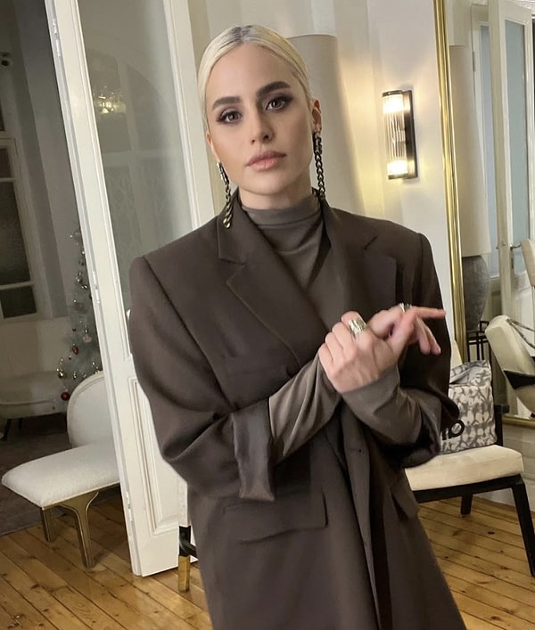 Yıldızı ilk olarak 2008–2010 yılları arasında yayınlanan ve büyük ilgi gören Çok Güzel Hareketler Bunlar ile parlayan Büşra Pekin yıllar içinde magazin gündeminden eksik olmayan isimlerden biri haline geldi.