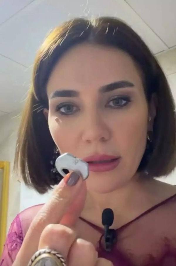 Gelin Evi programının sunucusu Buse Varol, bir yarışmacının tuvaletinde kilitli kalınca ortalık karıştı.