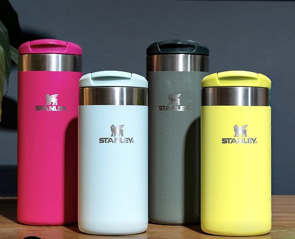 1. Elinden düşürmeyenler haklı: Stanley The Aerolight Transit Mug ile içeceğiniz her an taptaze!
