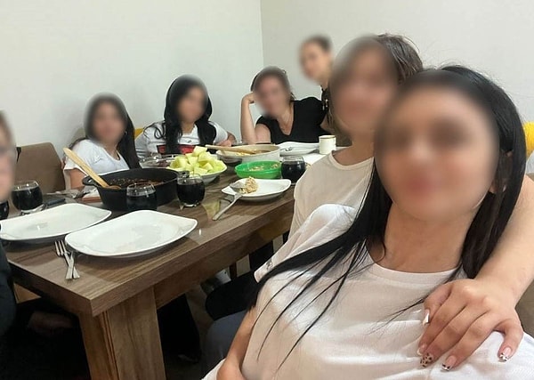 Öğretmen, öğrencilerini evine götürerek temizlik yaptırdı.