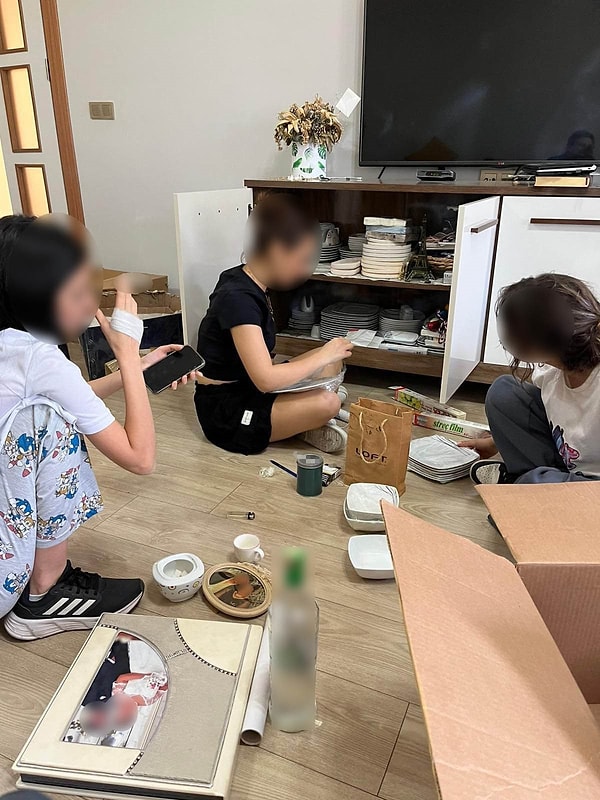 Evde koli taşıyıp, temizlik yaptılar. Öğretmen serbest bırakıldı.