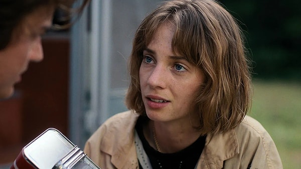 Maya Hawke, The Late Show Starring Jimmy Fallon’a konuk olduğu programda Stranger Things finaliyle ilgili ilginç bir anısını paylaştı.