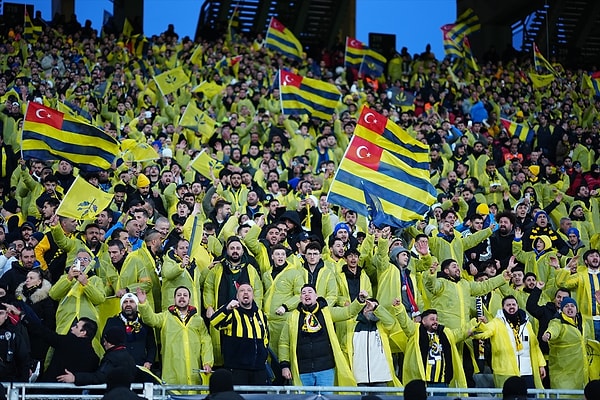 Atatürk Olimpiyat Stadı'nda taraftarlar maça yoğun ilgi gösterdi.