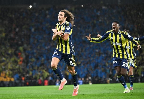 İlk yarıyı Fenerbahçe önde kapattı.