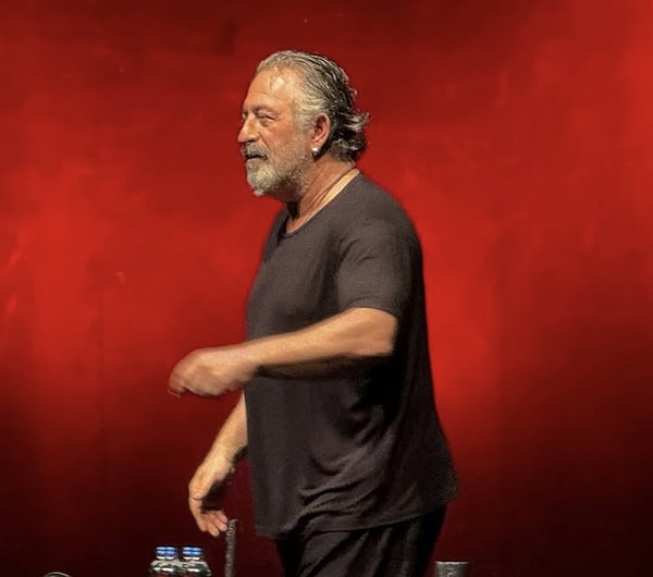 Stand-up gösterileriyle yıllardır kapalı gişe oynayan, her yeni işiyle gündem yaratmayı başaran Cem Yılmaz, son dönemde yalnızca başarısıyla değil, sahneden yaptığı göndermelerle de konuşuluyor.