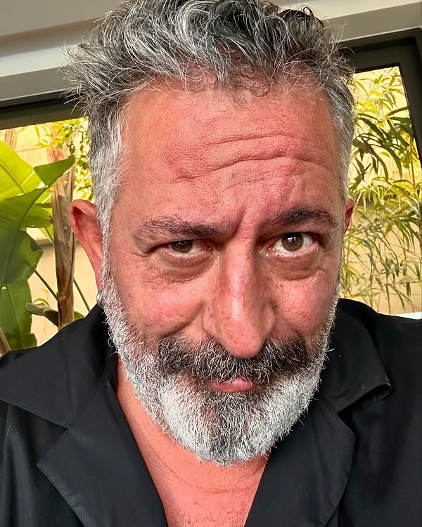 Yilmaz's subtle jab at lead actors who claim, "Thanks to me, 300 people have bread on their table," did not go unnoticed.