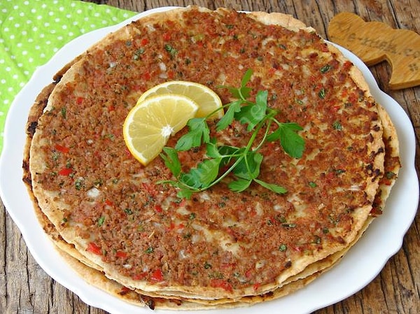 2 lahmacun bazı yerlerde bin lirayı geçiyor.