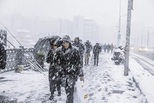 Türkiye, yeni haftaya dondurucu soğukların ve şiddetli hava olaylarının etkisi altında giriyor.