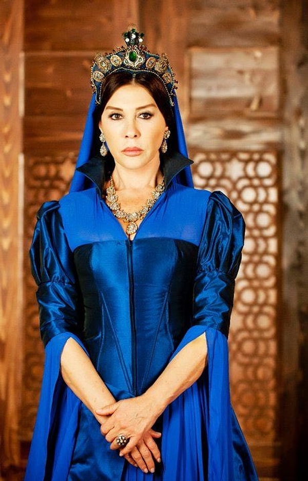 Türk sinemasının ve televizyon dünyasının yaşayan efsanelerinden Nebahat Çehre’yi anlatmaya kelimeler yetmez.