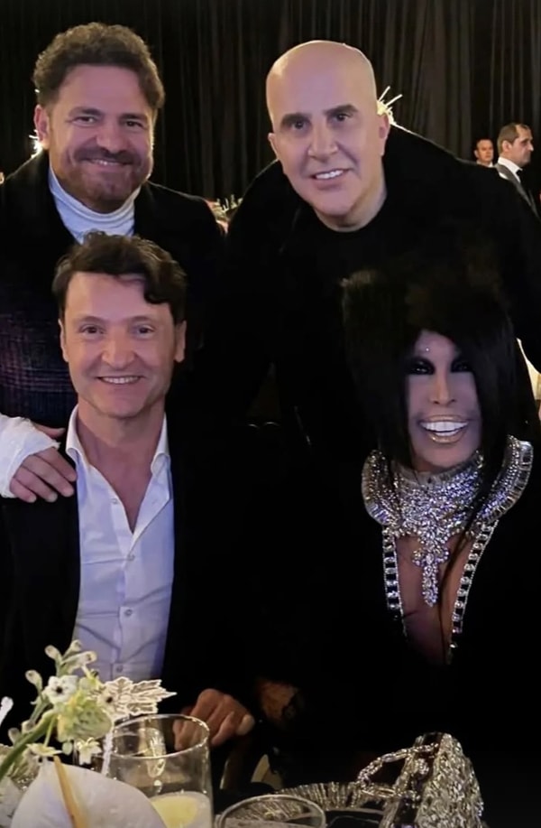 Uzun bir süredir sesi soluğu çıkmayan, davetlerde de göremediğimiz Sinan Özen geçtiğimiz günlerde yeni bir paylaşımda bulundu.