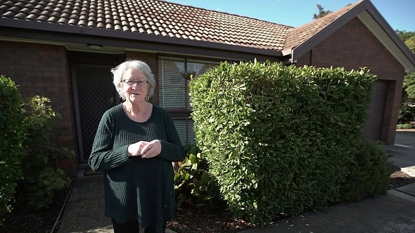 Jane Sayner’ın ev sahibi John Perrett, bölgede uzun yıllar eczacılık yapmış, çevresinde mütevazı yaşam tarzıyla tanınan bir isimdi.