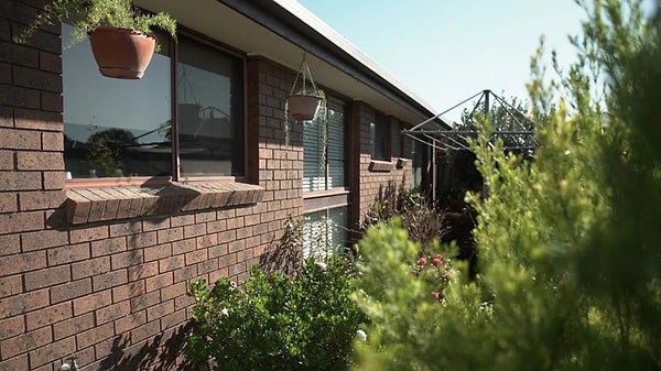 Haftalık 250 dolar kira bedeliyle aynı birimde yirmi yılı aşkın süredir ikamet eden Jane Sayner, miras haberi gelmeden önce bir meyve-sebze pazarında çalışıyordu.