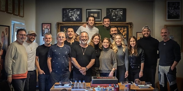 Cem Yılmaz'ın tam Gora 4 Gora kadrosunu paylaştığı fotoğrafta Ozan Güven yer almadı.