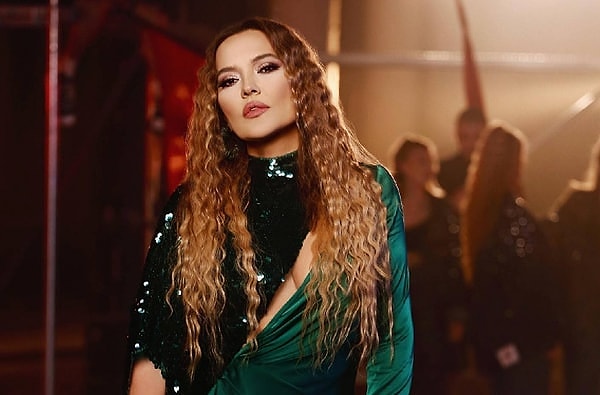 Demet Akalın son yılların en çok sevilen isimlerinden biliyorsunuz ki...