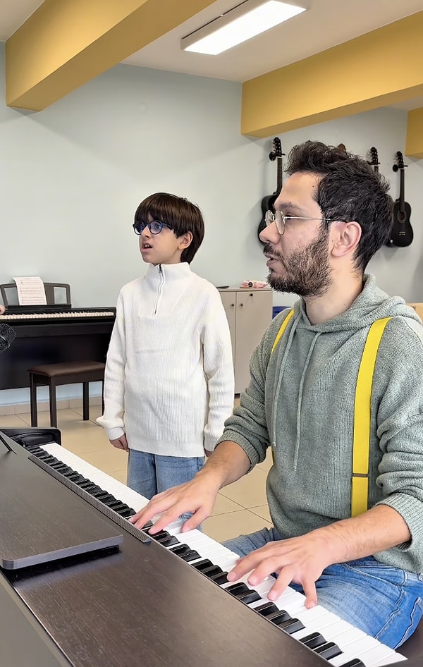 Müzik tutkusunu küçük yaşta aşılayan Hakan Çakır, çok yönlü eğitimiyle öğrencilerinin yeteneklerini keşfetmesini sağlayarak sosyal medyada büyük beğeni topluyor.