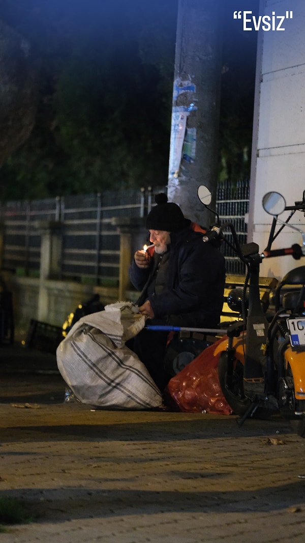 Gecenin karanlığında yaktığı o tek sigarayla "Evsiz" amca sence şehre nasıl bir mesaj veriyor?