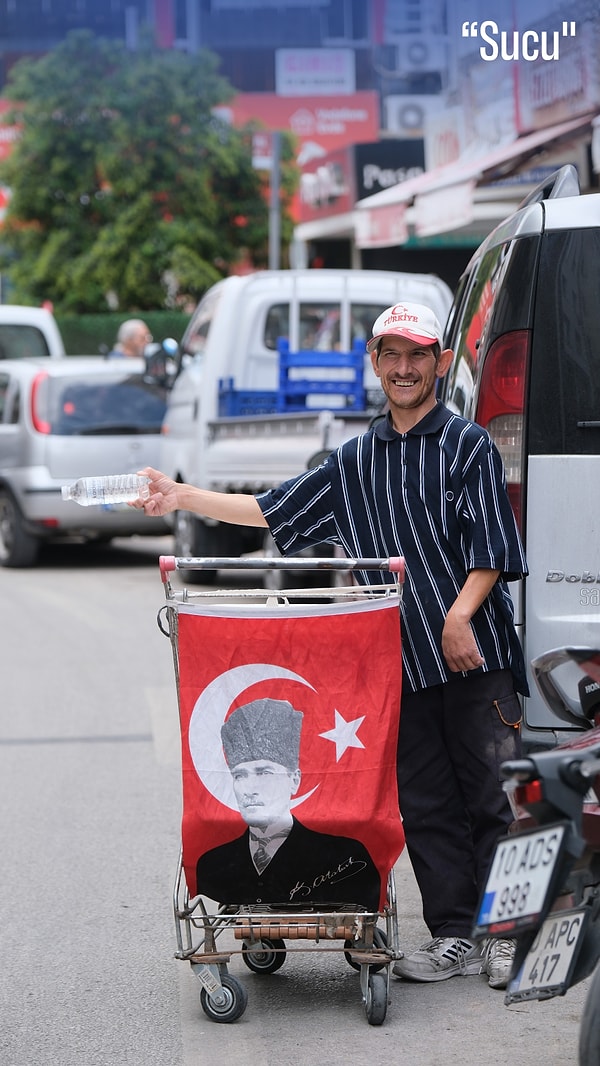 "Sucu" ve o meşhur Atatürk bayraklı arabası... Bu karedeki aidiyet duygusunu nasıl açıklarsın?