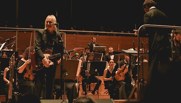 Senfoniyle rock’ı harika bir şekilde harmanladılar.