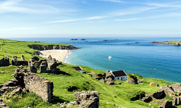 Göreve kabul edilenler, kafenin üst katındaki yaşam alanlarında konaklıyor