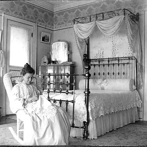 Yatağı "jilet gibi" yapma geleneği, aslında hijyenden ziyade dış görünüşün ve toplumsal statünün her şeyin önünde tutulduğu Viktorya döneminden kalma bir mirastır.