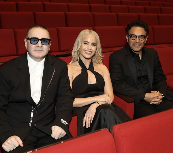 Son dönemde görünümü üzerinden sık sık eleştirilen Şafak Sezer hakkında, “estetik yaptırdı” yorumları sosyal medyada gündem olmuştu.