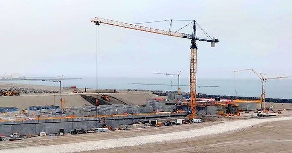 Yaklaşık 55,1 milyar Danimarka kronu (yaklaşık 370,4 milyar TL) maliyetiyle dikkat çeken proje, Danimarka tarihinin en büyük altyapı yatırımı olarak kayıtlara geçiyor.