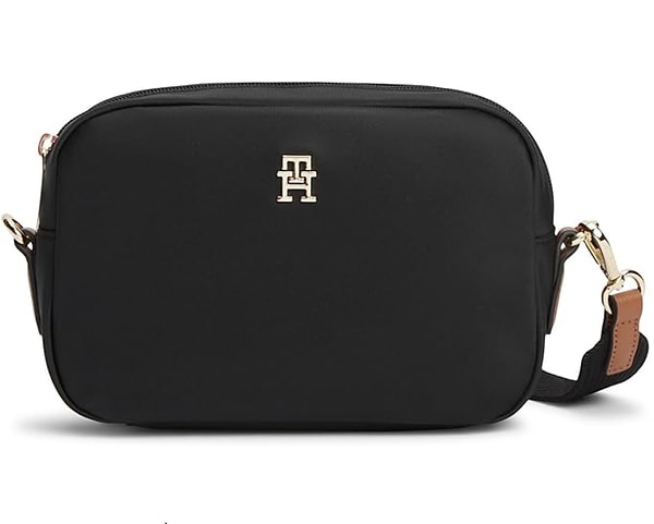 Tommy Hilfiger’ın klasik ve modern çizgilerini yansıtan bu çanta, sade ama etkileyici bir görünüme sahip.