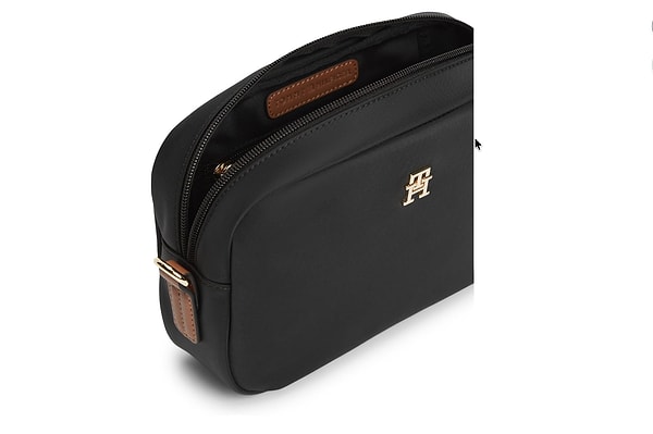 Küçük gövdesine rağmen günlük ihtiyaçlarınızı rahatça taşıyabileceğiniz boyuta sahip.