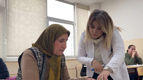 65 yaşındaki Zeliha Çelik’in akıcı İngilizce konuşmak için gösterdiği çaba takdir topladı.