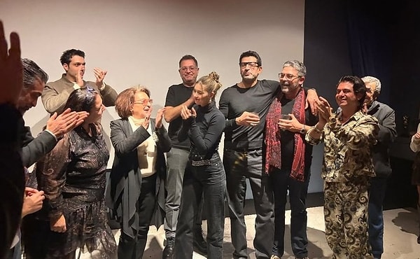 Oyuncular ve set ekibi dizinin ilk bölümünü birlikte izledi.