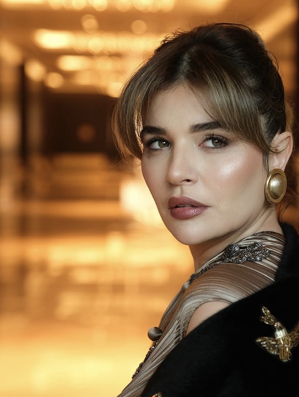 Türk televizyon ve tiyatro dünyasının en renkli isimlerinden biri olan Gonca Vuslateri, yıllardır ekranda izleyiciyi şaşırtmayı başaran oyuncuların başında geliyor.