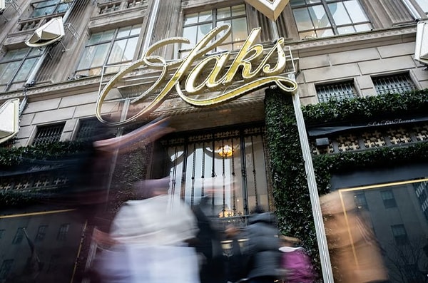 Amerika Birleşik Devletleri lüks moda dünyasının en büyük çatı şirketlerinden biri olan Saks Global, girdiği mali darboğazı aşamayınca Salı gecesi resmen iflas korumasına başvurdu.