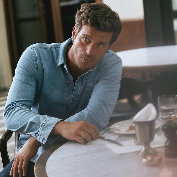 Son olarak Aile dizisiyle izlediğimiz Kıvanç Tatlıtuğ’u bir süredir ekranlarda göremiyorduk.