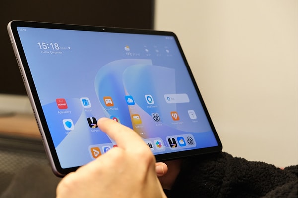 Dış mekânda çalışan biri için hafiflik konfor değil, ihtiyaç.