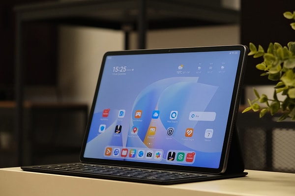 Dış mekan belirsizliğinde seçilecek tabletin ekranı çok önemli.