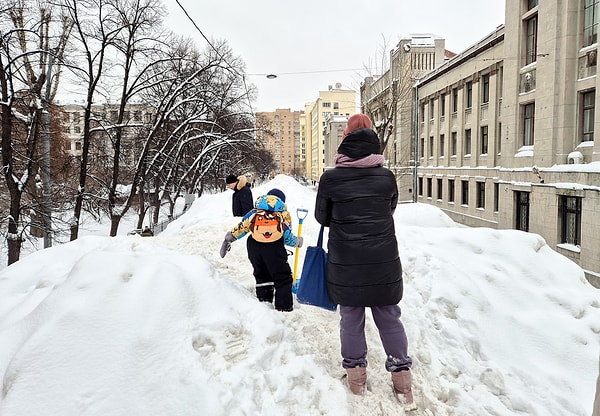 Moskova Valiliği açıklamasına göre hafta sonundan beri kent 1 milyon metreküp kar temizlendi.