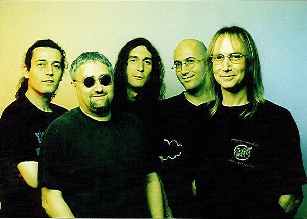 1993 yılında dünya yıldızı Sting, İnönü Stadı’nda konser verdiğinde ön grup kimdi dersiniz?