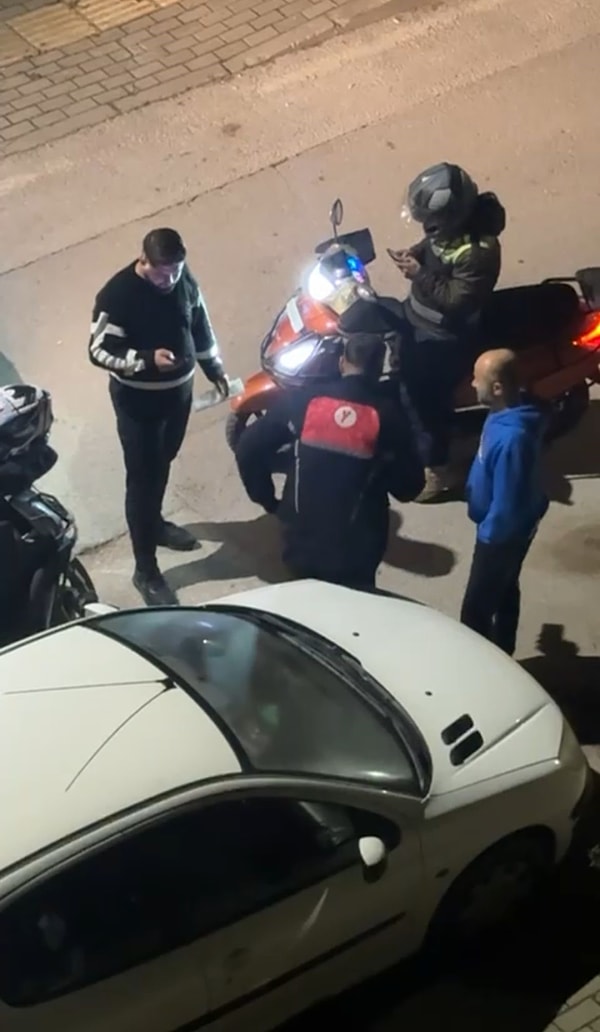 Kabus bitmedi. Bu kez arkadaşlarının adresine yemek siparişi göndermeye başladılar.