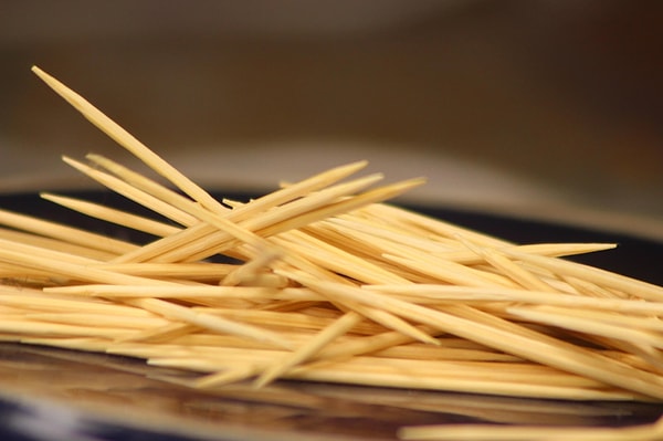 Yumurta haşlama suyuna bir adet kürdan atmanız yeterli.